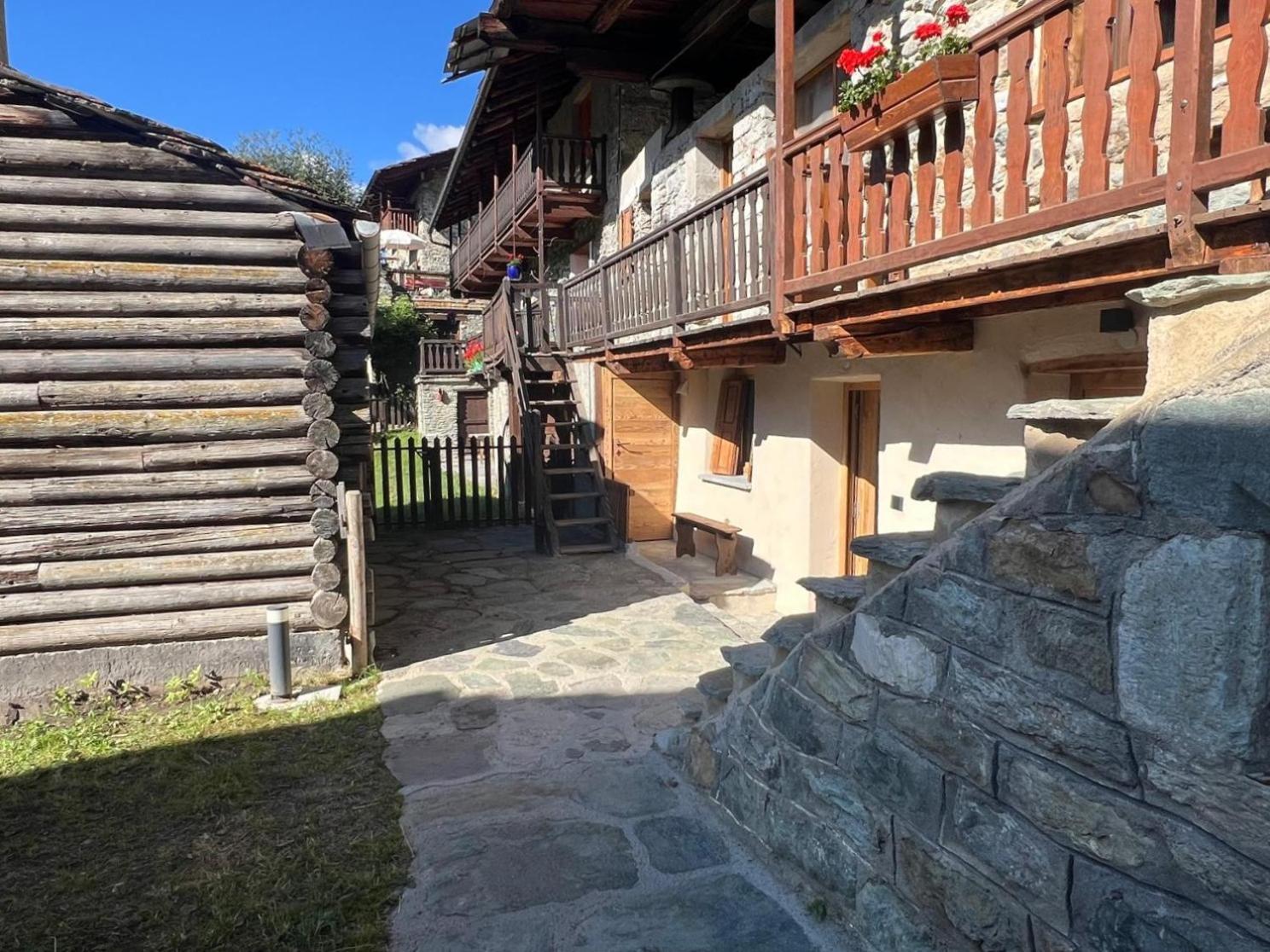 Joivy Modern Family Chalet With Stunning Mountain Views Champoluc Bagian luar foto