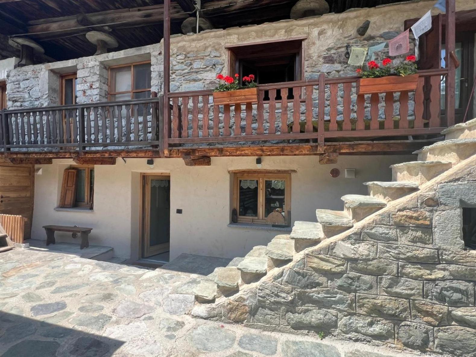 Joivy Modern Family Chalet With Stunning Mountain Views Champoluc Bagian luar foto