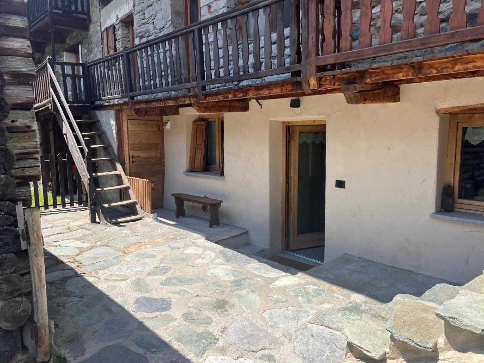 Joivy Modern Family Chalet With Stunning Mountain Views Champoluc Bagian luar foto