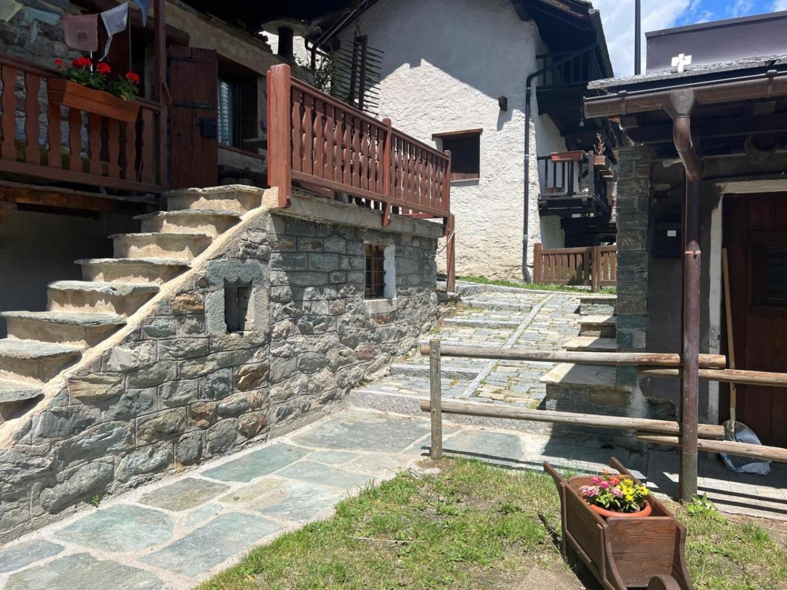 Joivy Modern Family Chalet With Stunning Mountain Views Champoluc Bagian luar foto